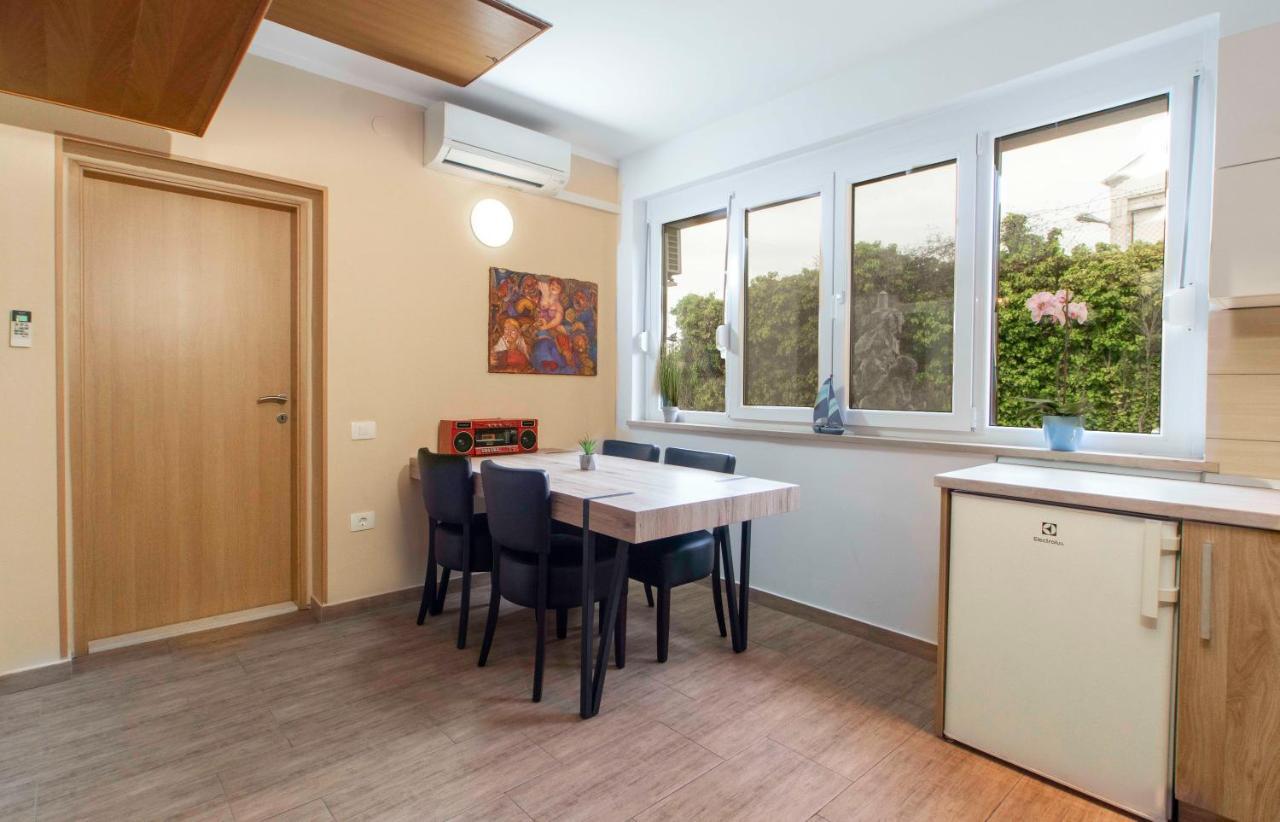 Apartmaji Pri Bosi Nogi Izola Exterior foto