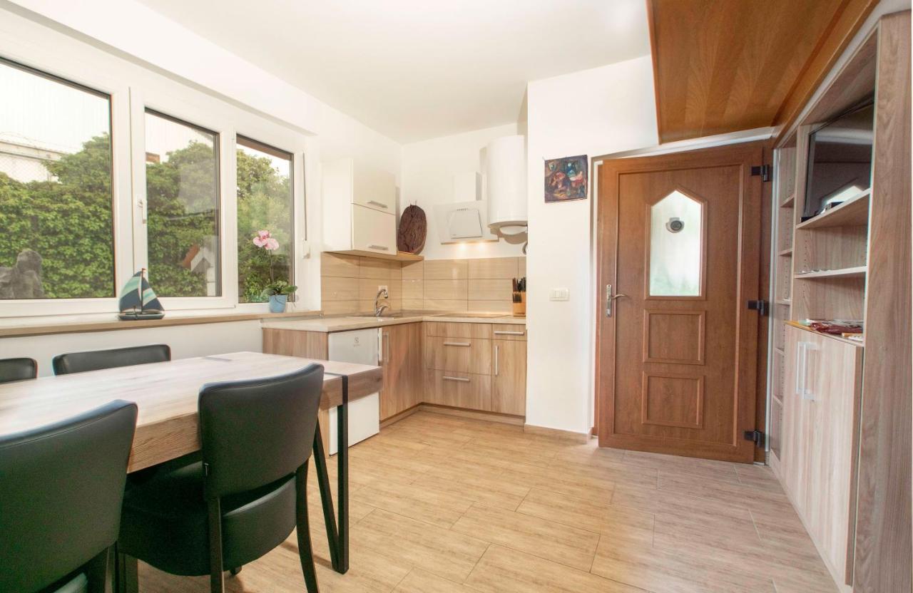 Apartmaji Pri Bosi Nogi Izola Exterior foto